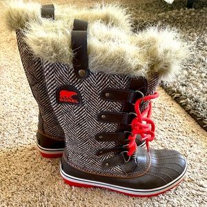 Women’s sorel snow boots never worn